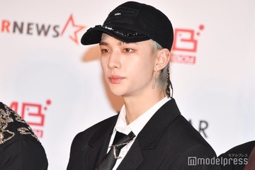 Stray Kidsヒョンジン、ベッドで寝そべり＆逞しい筋肉チラリ オフショット公開に「ギャップの振り幅がすごい」「可愛すぎて頭が混乱」の声 画像