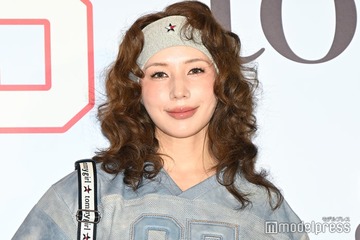 仲里依紗、カーリーヘア×見せパンスタイルのカジュアルルックで登場【トミー ガール ローンチパーティー】 画像
