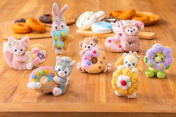 東京ディズニーシー、ダッフィー＆フレンズ新グッズ7月3日から ドーナツに抱きつくぬいぐるみバッジやTシャツ等 画像