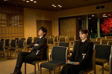 福山雅治が華やかマジック披露 有村架純はウエディングドレス姿…「ブラック・ショーマン」特報・場面写真解禁 画像