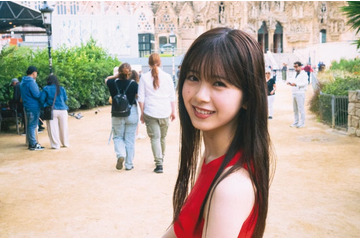 乃木坂46筒井あやめ、サグラダファミリア前で感動の表情 1st写真集最後の先行カット公開【感情の隙間】 画像