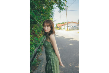 秋元真夏、“個人初”フォトブック決定 美ボディ際立つ水着姿＆大雪の露天風呂での撮影も【淡淡】 画像