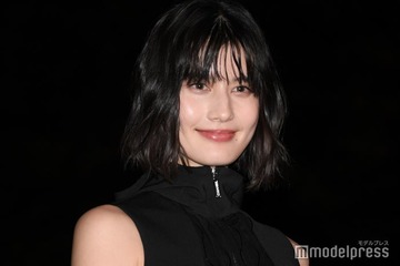 橋本愛、美腹筋輝くベアトップ姿「圧巻スタイル」「かっこよすぎ」の声 画像