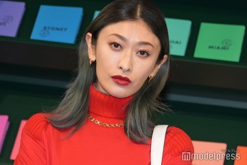 山田優、ミニ丈から圧巻の脚線美披露「驚異のスタイル」「オーラが違う」の声 画像