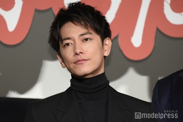 佐藤健、車を運転するオフショット公開 助手席からの横顔に「ずっと眺めていたい」「恋人気分になれる」の声 画像