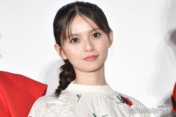 齋藤飛鳥、ほっそりウエストのぞくミニ丈コーデ「スタイル良い」「お人形さんみたい」とファン悶絶 画像