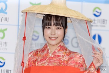 東雲うみ、“花嫁風”純白ランジェリーで美バスト披露「セクシー」「絵になる」と反響 画像