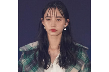井桁弘恵、紫陽花とパシャリ！爽やか笑顔SHOTに「写真集のワンカットみたい」「めっちゃ可愛い！」の声 画像