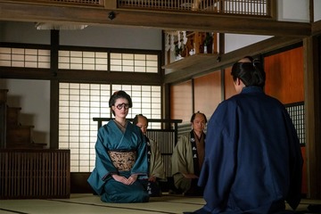 大河「べらぼう」てい（橋本愛）“インパクト大”メガネ姿で初登場「ついにキーパーソンきた」「手強そう」と反響集まる 画像