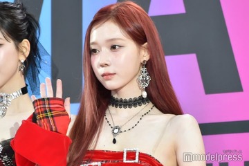 aespaウィンター、ベアトップドレスで圧巻スタイル堂々披露「美しすぎて息を呑む」「驚異の脚の長さ」の声 画像