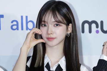 aespaカリナ、美ウエストチラリ くつろぎショットに反響「スタイル抜群」「どこにいても絵になる」 画像