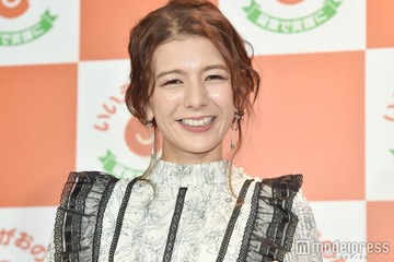 スザンヌ、ミニ丈からスラリ美脚披露「スタイル抜群」「変わらず美しい」の声 画像
