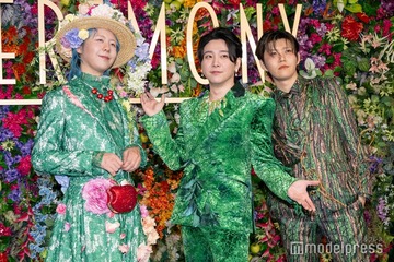 ミセス、植物モチーフ衣装で主催イベントに華やか登場 藤澤涼架はロングドレス＆赤リンゴのバッグ【Mrs. GREEN APPLE presents「CEREMONY」】 画像