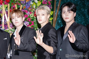 ATEEZ、グリーンカーペットに全員黒スーツで圧巻オーラ ファンの歓声にも応える【Mrs. GREEN APPLE presents「CEREMONY」】 画像