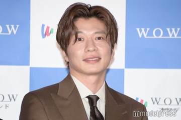 田中圭、不倫疑惑騒動後初の公の場 共演者と笑顔でトークも【おい、太宰】 画像