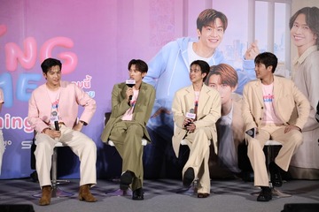 Snow Man向井康二、号泣する共演者に寄り添う タイの会場から歓声飛ぶ【Dating Game～口説いてもいいですか、ボス！？～】 画像