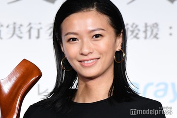 榮倉奈々、美背中見せドレス姿に視線集中「さすがのスタイル」「ヘルシーな色気」 画像