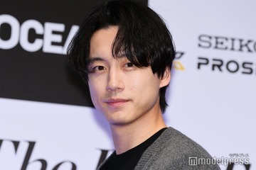 坂口健太郎、胸筋チラリ裸ジャケット姿にファン悶絶「大人の魅力放出」 画像