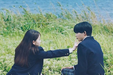 山田杏奈、なにわ男子・長尾謙杜と接近 映画「恋に至る病」“唇に触れる”場面写真解禁 画像