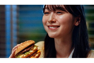 櫻坂46守屋麗奈「マクドナルド」新CM出演で“ビッグスマイル” 1980年代の人気アニメも登場 画像