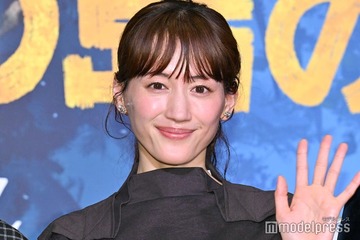 綾瀬はるか、タンクトップで素肌際立つ「美しすぎる」「素敵」と反響 画像