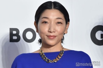 安藤サクラ、圧巻のヘルシー美脚に視線集中「憧れのスタイル」「引き締まってる」 画像