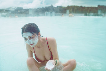 長濱ねる、世界最大の露天風呂で泥パック 2nd写真集先行カット第10弾解禁 画像