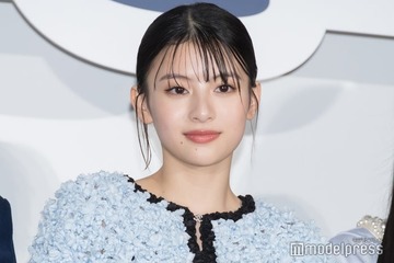 出口夏希、タンクトップ＆個性的スカートから美脚チラリ「スタイル抜群」「大人っぽい」と反響 画像
