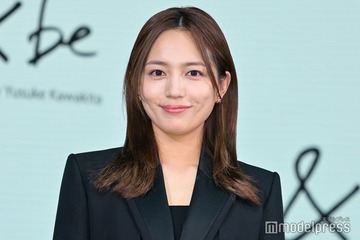 川口春奈、ノースリーブ＆眼鏡のプラベショットに反響「撃ち抜かれる美しさ」「西日に当たる姿もかっこいい」 画像