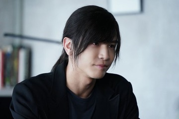 【DOCTOR PRICE 第1話】鳴木（岩田剛典）、夜長（蒔田彩珠）と医師の転職エージェント会社設立 画像