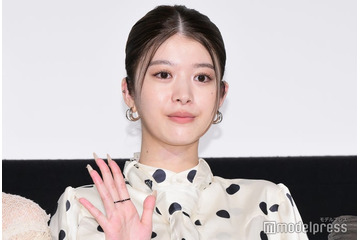 馬場ふみか、美デコルテ輝くオフショルドレス姿「上品で素敵」「さすがのスタイル」の声 画像