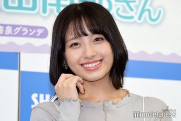 大和田南那、裸足で美脚披露 沖縄満喫コーデに「可愛すぎ」「自然体で素敵」の声 画像