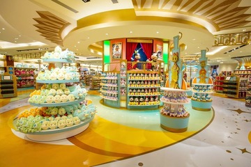 「ディズニーストア 東京ディズニーリゾート店」25周年に“魔法が満ちあふれる”きらびやかな空間に一新 画像