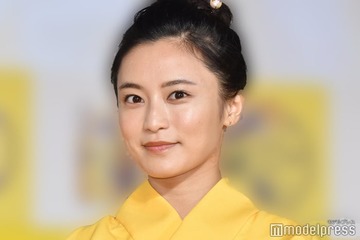 小島瑠璃子、夫の死去報告後5ヶ月ぶりインスタ更新 金髪水着姿で子どもと2ショット 画像