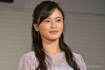 小島瑠璃子、子どもとの写真公開 畑仕事中の様子に「微笑ましい親子」「癒される」の声 画像