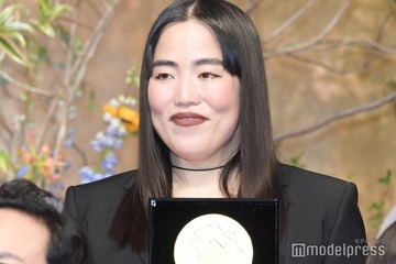 ゆりやんレトリィバァ、無言＆表情芸でスピーチ 剛力彩芽はノースリーブドレスで登場【第51回放送文化基金賞】 画像