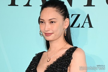 大政絢、Vネックにジュエリーきらり 素肌輝くブラックドレス姿【ティファニー銀座 オープニングイベント】 画像