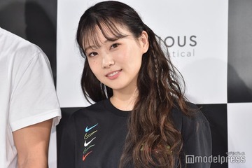 重盛さと美、ショート丈私服で素肌見せ 愛犬との散歩ショットに「癒やされる」「くびれが綺麗」の声 画像