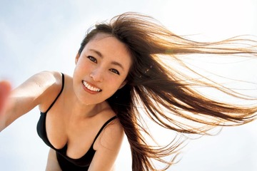 深田恭子、多幸感溢れる表紙解禁 最新写真集で魅惑的なヘルシーボディ披露【AO】 画像