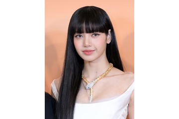 BLACKPINKリサ、美腹筋披露の私服姿公開「美しすぎて見惚れる」「圧巻のスタイル」と反響 画像