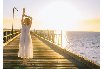 日向坂46富田鈴花、夕陽に溶ける純白ワンピース姿 1st写真集先行カット解禁【鈴花サーキット】 画像
