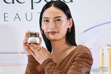 大政絢、胸元ざっくりブラウンドレス姿 スキンケアのこだわり告白「輝きを保てるように」【クレ・ド・ポー ボーテ】 画像