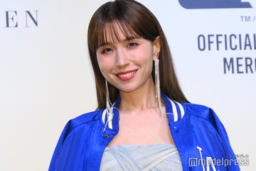 May J.、膝上ミニスカから美脚披露「着こなしおしゃれ」「スタイル抜群」の声 画像