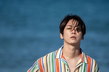 亀梨和也「事故物件ゾク 恐い間取り」本人役で出演 Snow Man渡辺翔太と“熱烈ハグ”メイキングショットも解禁 画像
