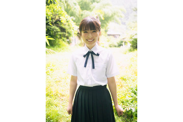 乃木坂46小川彩、“夏”の儚さ＆透明感強調 制服姿で青春グラビア 画像