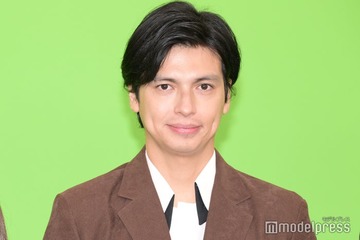 アレクサンダー「しっかりお兄ちゃん」第3子に添い寝する長男公開「寝顔も美しい」「優しさが伝わる」の声 画像