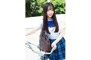 日向坂46五期生・坂井新奈、人生初のソロ表紙 制服姿で初々しい表情披露 画像