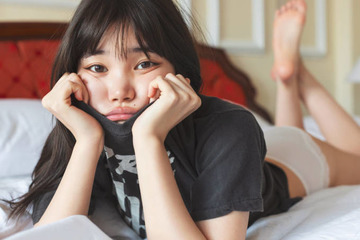 元BiSHのセントチヒロ・チッチ、ほっそり美脚チラリのナチュラルSHOT！初の写真集で“二面性”を表現 画像