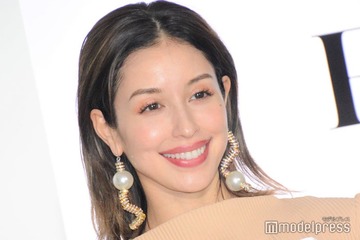 BENI、スリットドレスからスラリ美脚披露「かっこよすぎ」「脚が綺麗」 画像