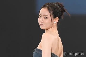 なごみ、大胆バックオープントップスから美背中披露「二度見した」「スタイル抜群」 画像